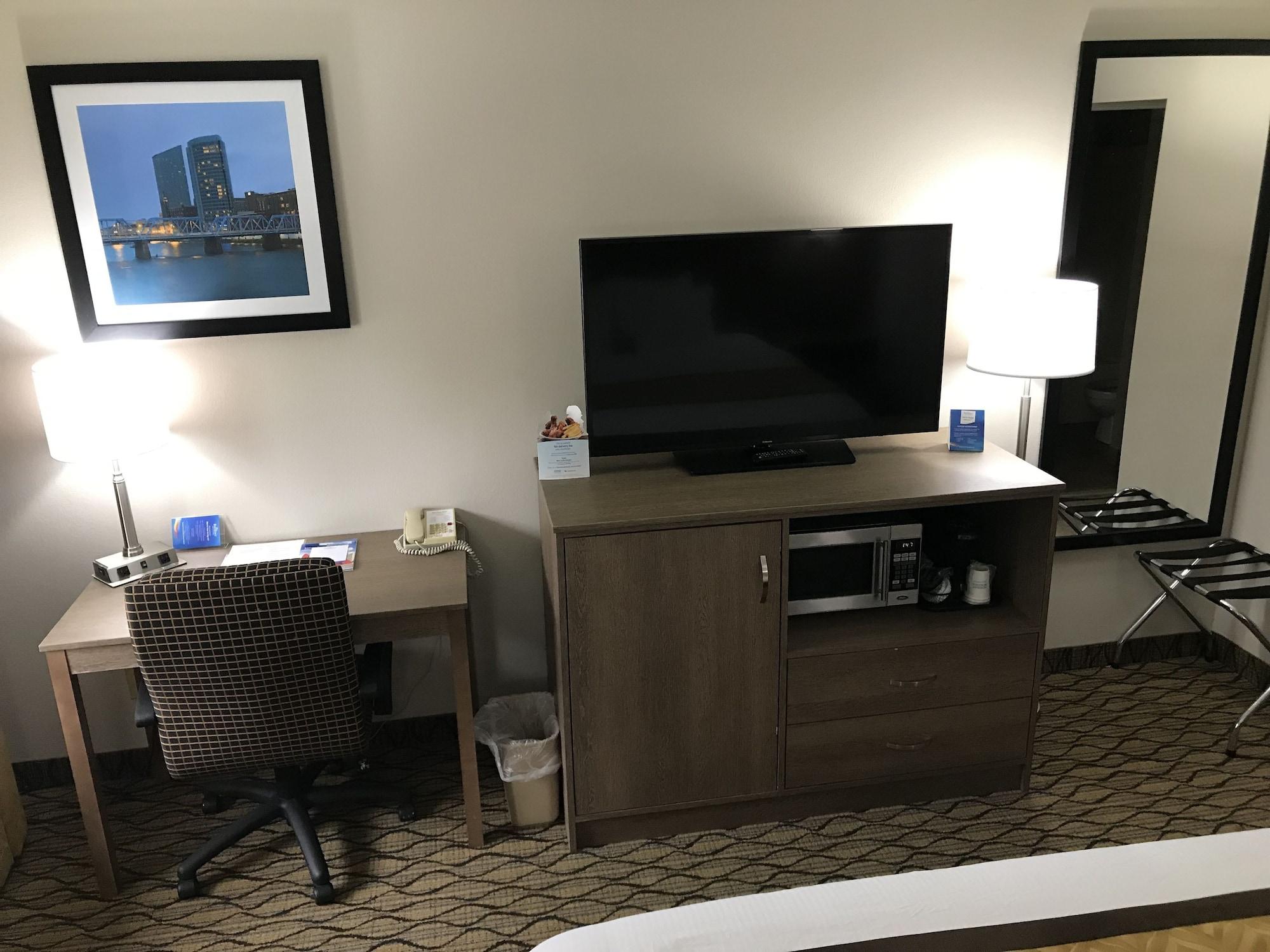 Baymont By Wyndham Grand Rapids Airport Hotel 2*