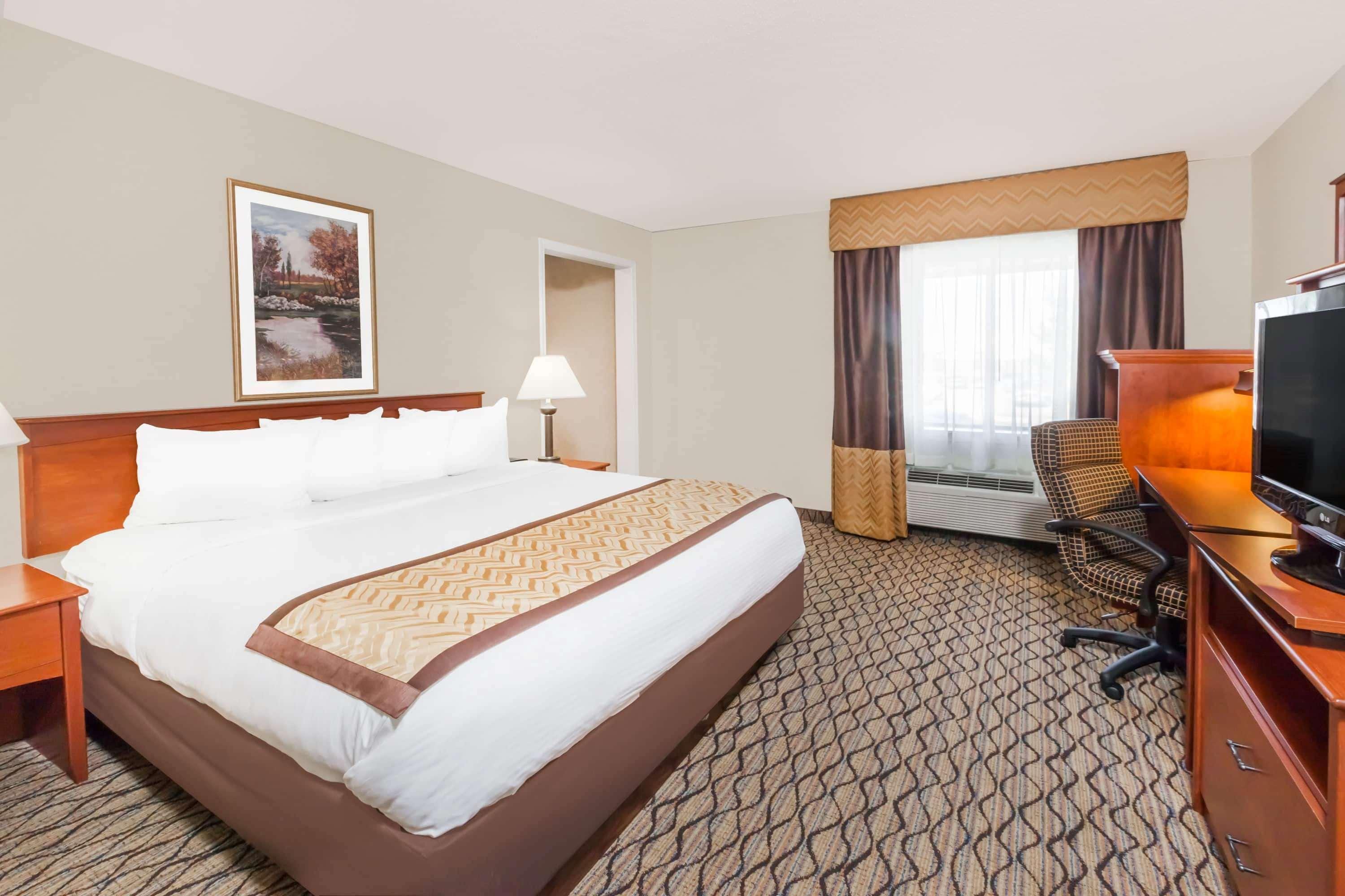 Hotel Baymont By Wyndham Grand Rapids Airport 2*