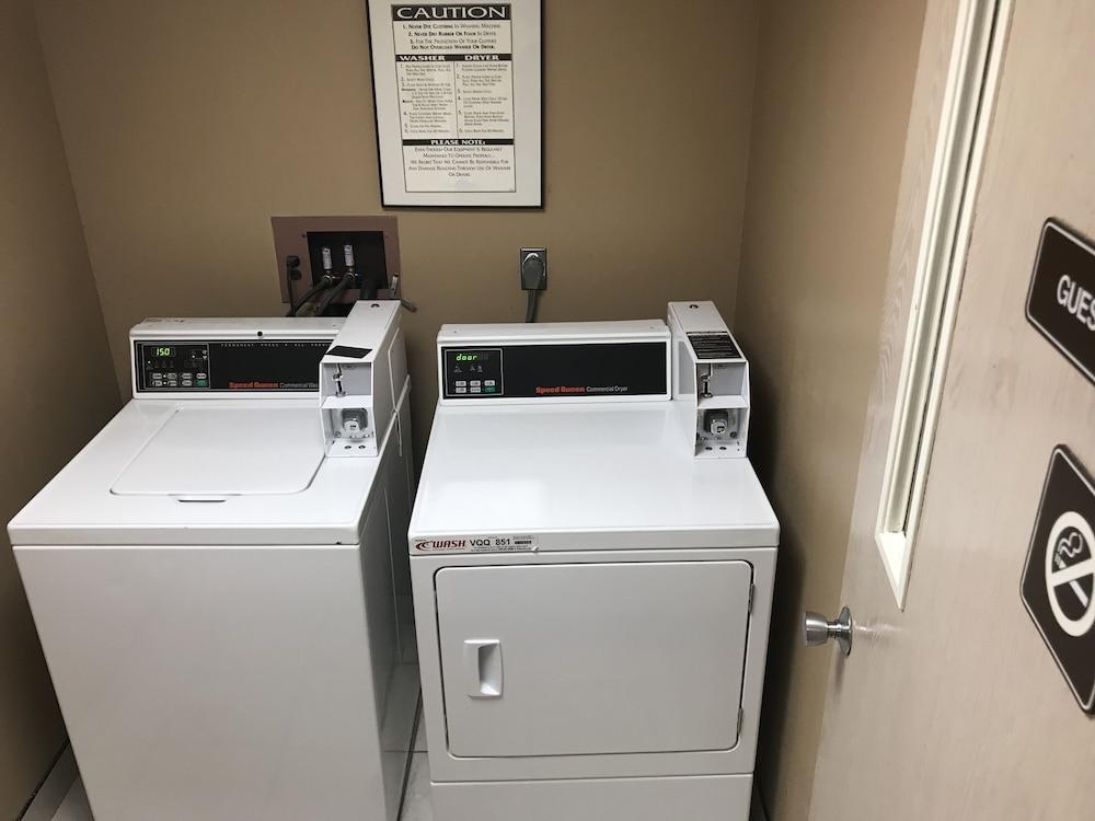 Baymont By Wyndham Grand Rapids Airport Hotel 2*
