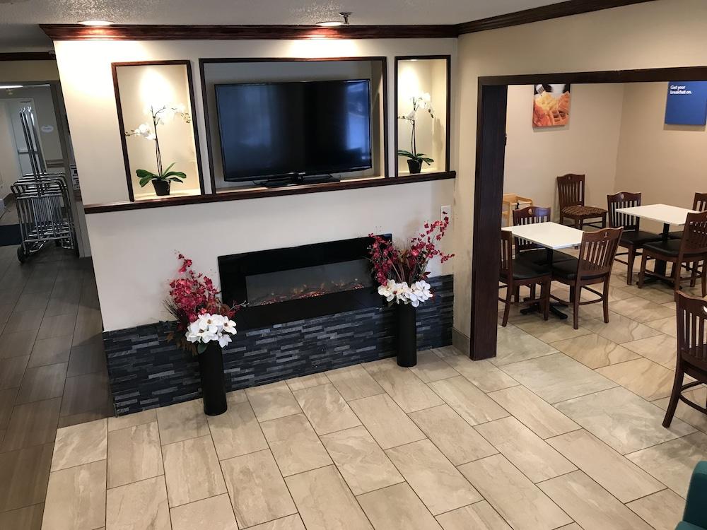 Baymont By Wyndham Grand Rapids Airport 2*