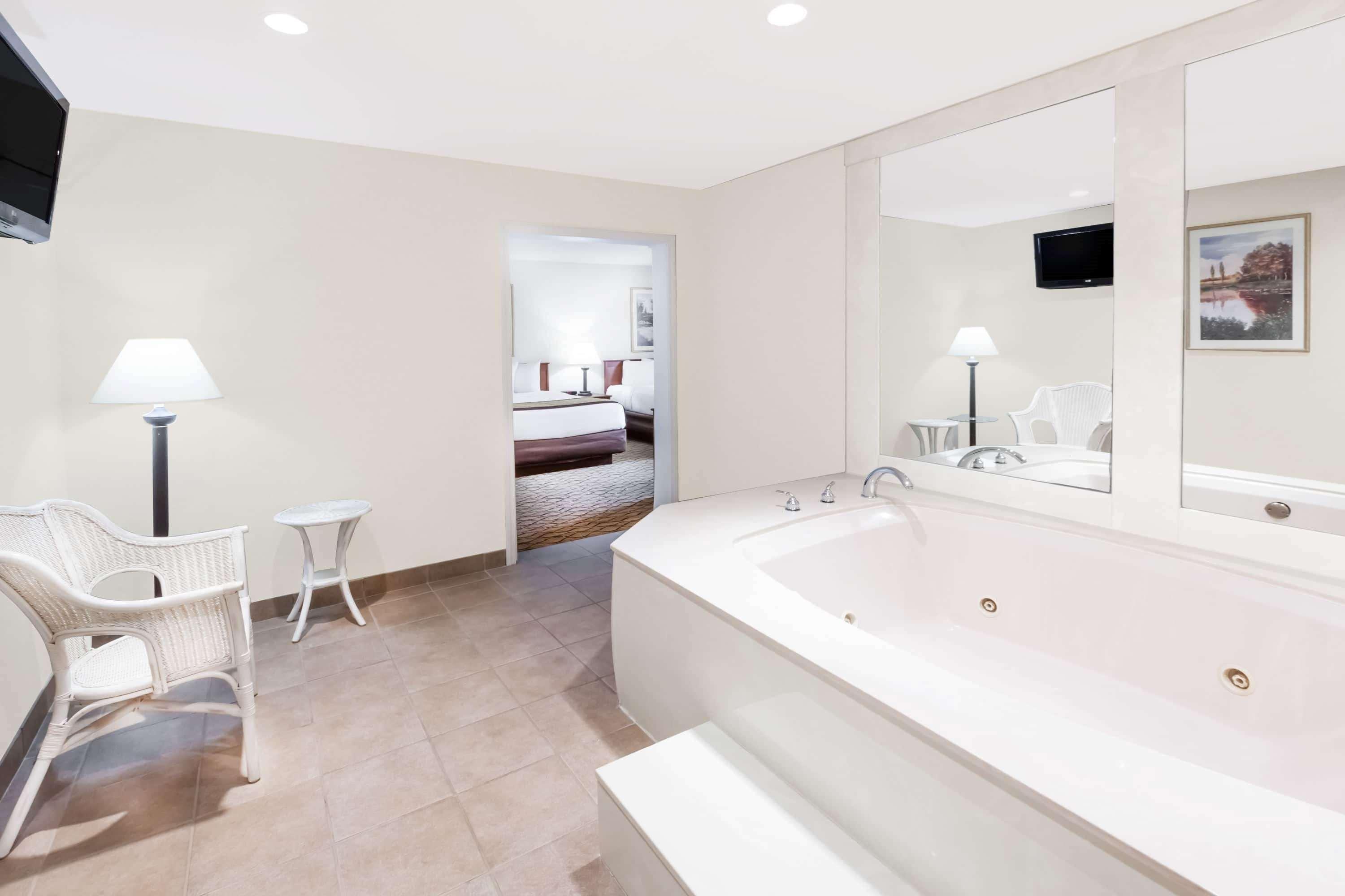 Hotel Baymont By Wyndham Grand Rapids Airport