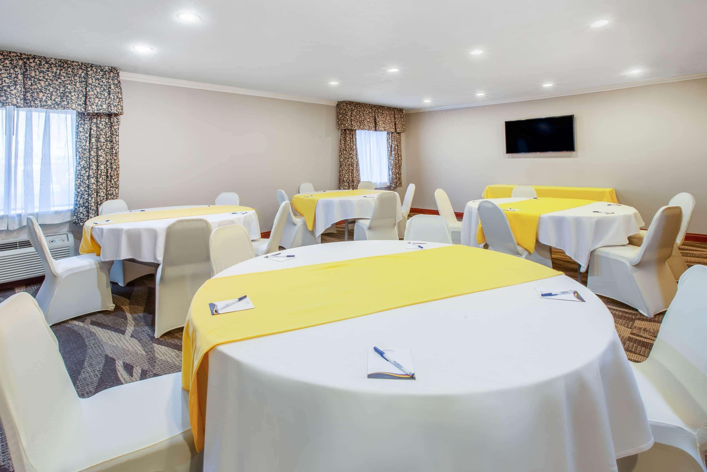 Baymont By Wyndham Grand Rapids Airport Hotel 2*