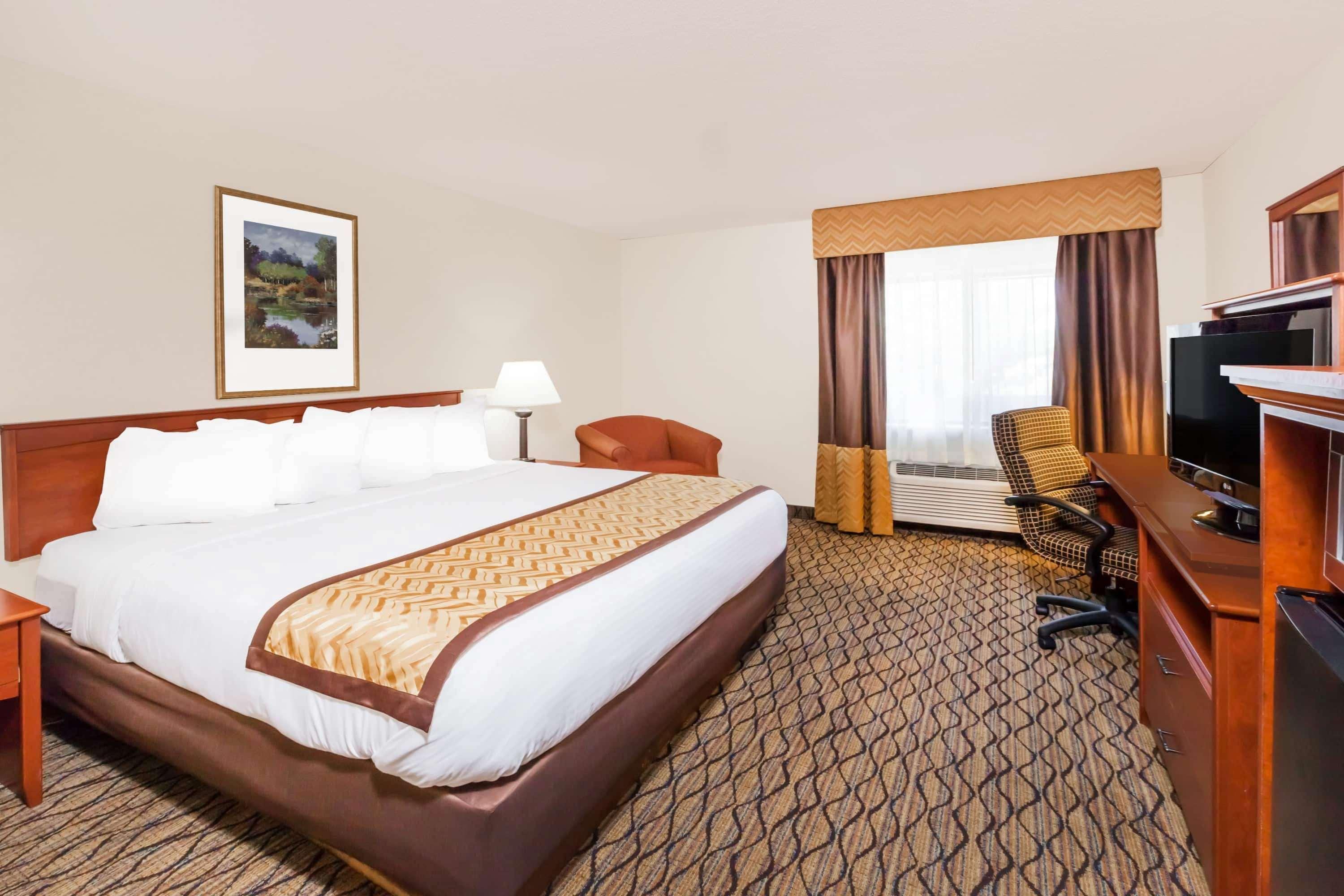 Hotel Baymont By Wyndham Grand Rapids Airport 2*