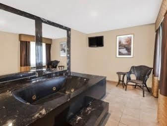 Hotel Baymont By Wyndham Grand Rapids Airport 2*