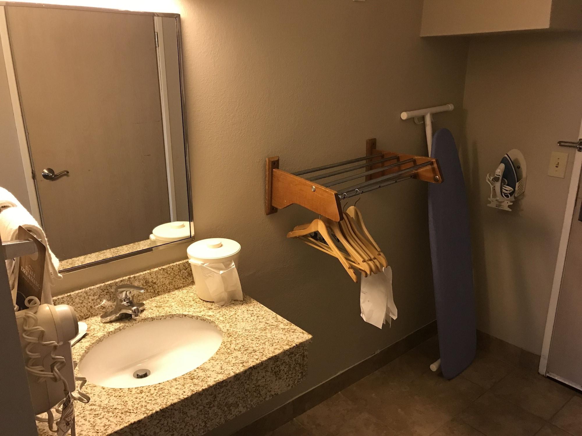 Baymont By Wyndham Grand Rapids Airport Hotel 2*
