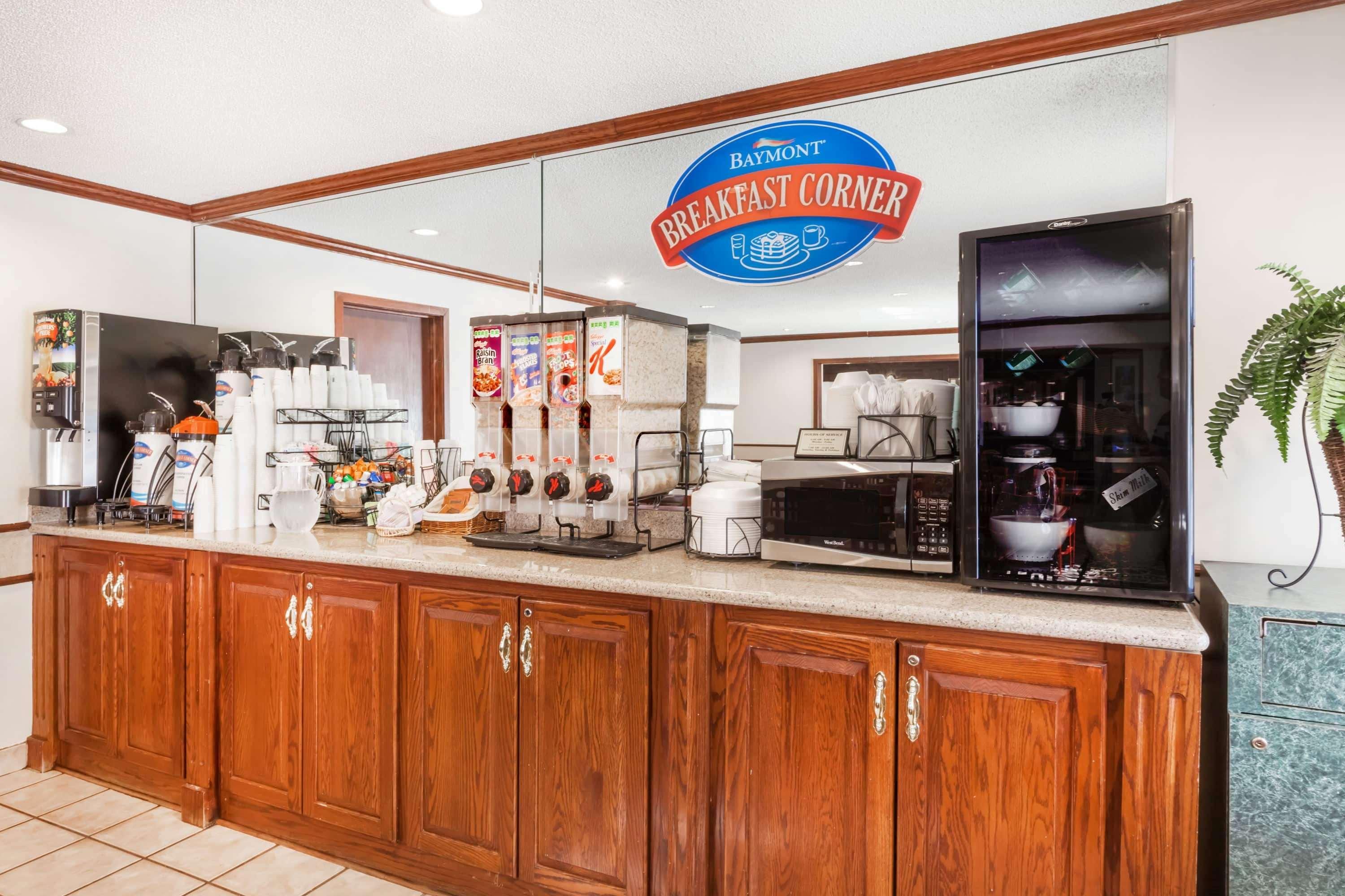 Hotel Baymont By Wyndham Grand Rapids Airport